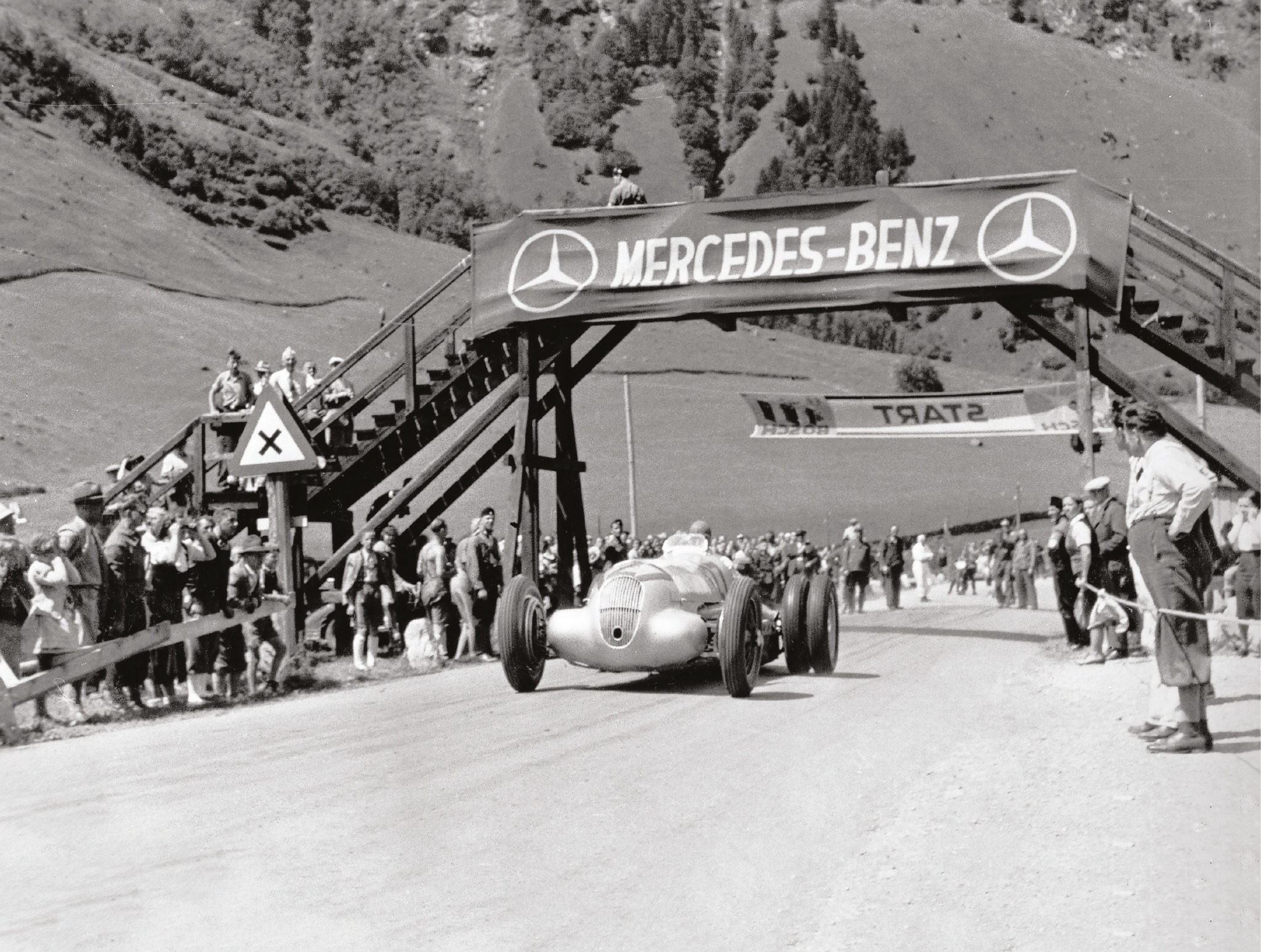 Grössglockner 1939: Lang tries twin wheels on his W125 Mercedes but drops them for his winning ascent