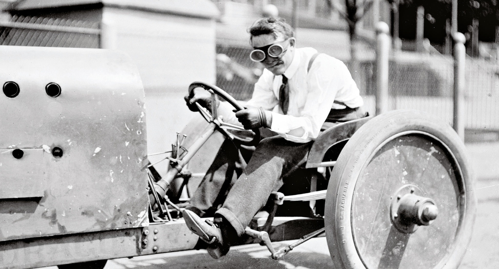 A young Oldfield on the skeletal Peerless Green Dragon from 1905. Legend says his trademark cigar was used as a cushion to protect his teeth in the event of an accident