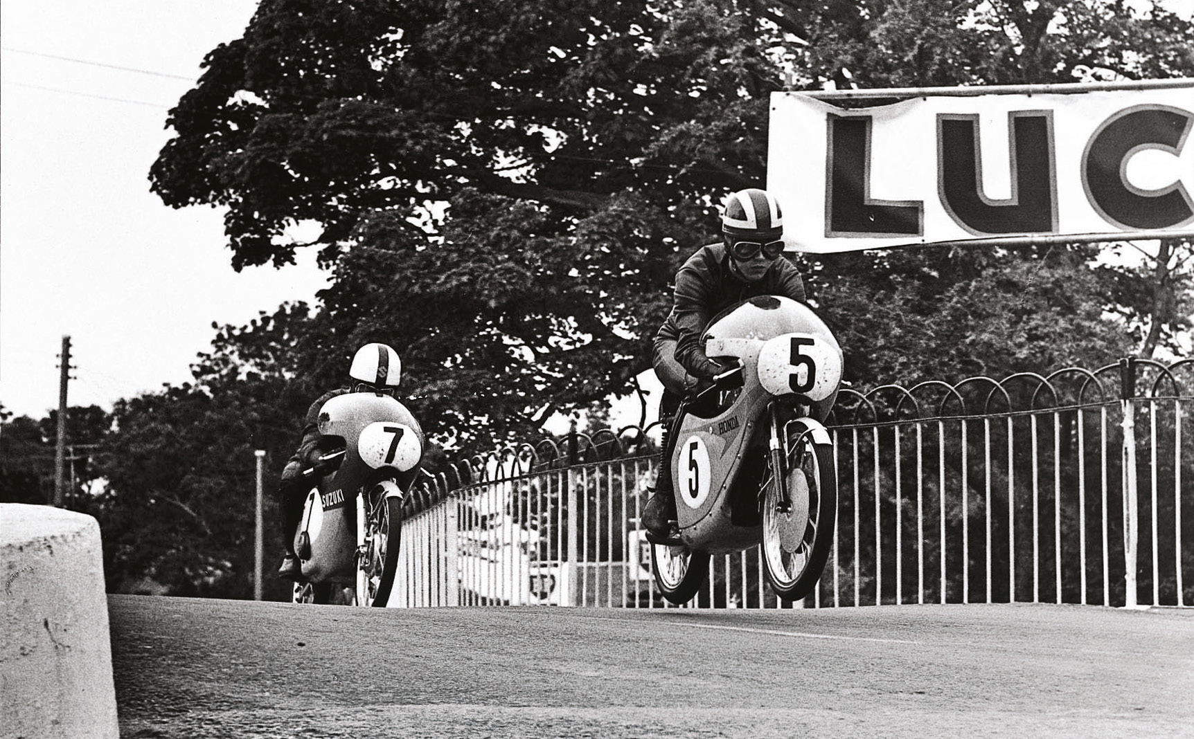 Bryans at full flight on Honda’s 50cc twin, leading Suzuki’s Mitsuo Itoh during the Isle of Man TT