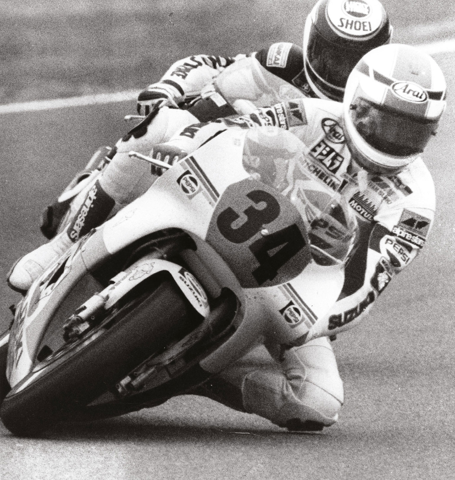 Rainey’s Yamaha leads Schwantz’s Suzuki at Suzuka in 1989