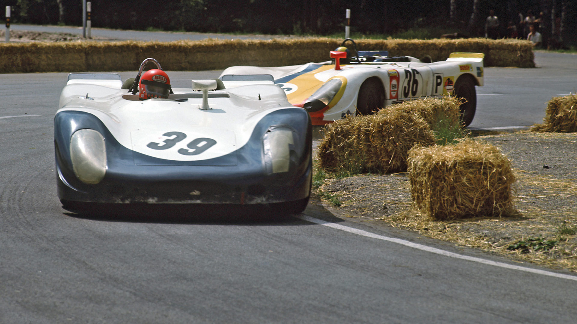 Lauda leads Karl von Wendt’s similar Porsche 908/2 at the Norisring. Below: sampling rival Marko’s Formula Vee